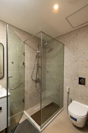 Deluxe Studio | Bathroom - Soraya Studio (Accra)