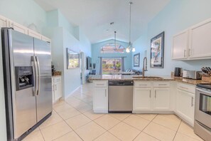 Fridge, microwave, oven, stovetop - ref 16. Stunning pool villa Lake Berkley Resort (Osceola County)