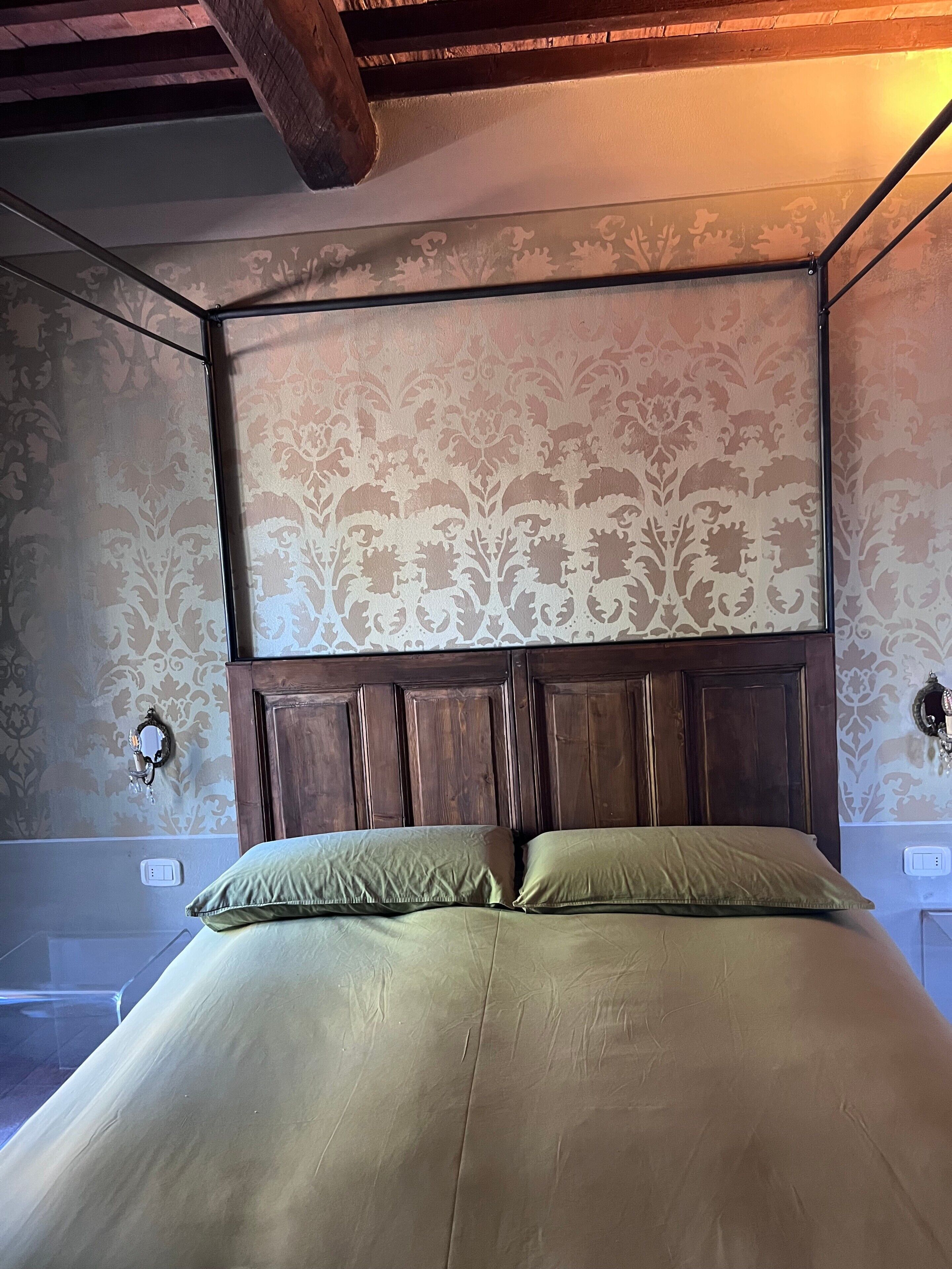 1 bedroom, bed sheets