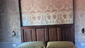 1 bedroom, bed sheets