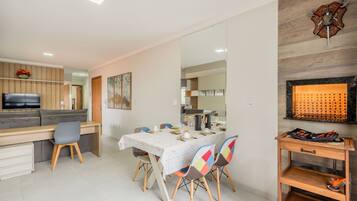 Basic Apartment | Dining