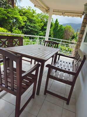 Outdoor dining - Villa with pool between sea and mountains, 3 minutes from the beach (Trois-Rivières)
