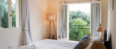 5 slaapkamers, een strijkplank/strijkijzer, wifi, beddengoed