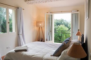 5 bedrooms, iron/ironing board, WiFi, bed sheets