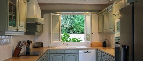 Refrigerador, microondas, horno, placa de cocina