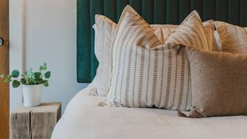 2 bedrooms, desk, iron/ironing board, travel crib