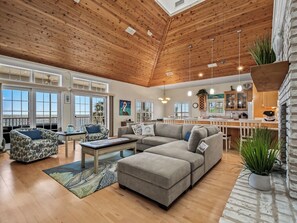Smart TV, fireplace - This Cape Cod style beauty will make you fall in love with the Forgotten Coast! (Alligator Point)