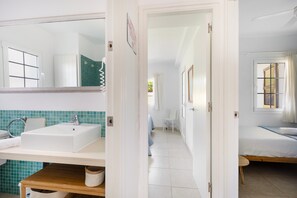 2 habitaciones, tabla de planchar con plancha, wifi y ropa de cama 