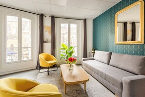 Apartment | Living area | 32-inch Smart TV with cable channels, Netflix, streaming services - Merveil Family Suite - Marais Turbigo I (Paris)