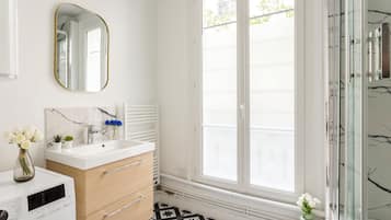 Appartement | Badkamer | Een douche, een regendouche,  milieuvriendelijk toiletgerief