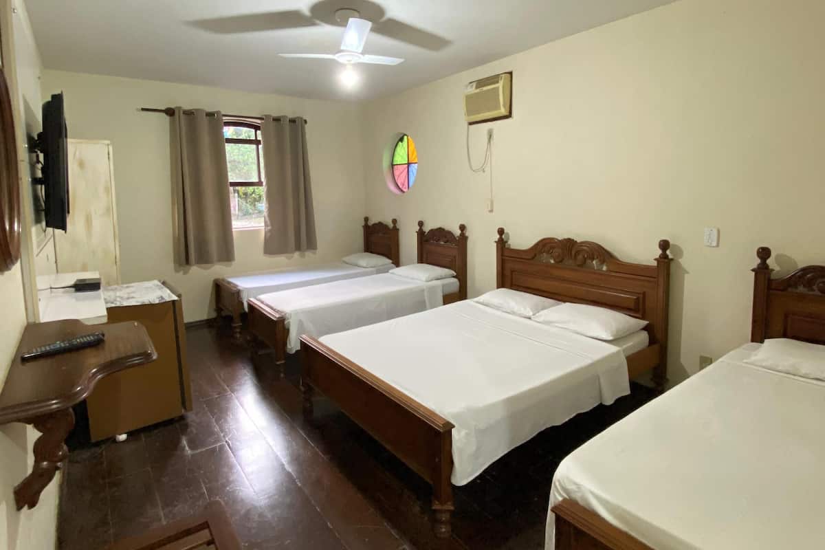 Kamer, 1 twee- of 2 eenpersoonsbedden, uitzicht op de binnenplaats | Gratis wifi