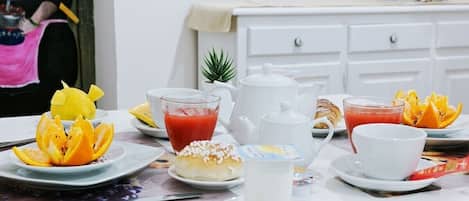 Petit déjeuner composé de spécialités régionales (10 EUR par personne)