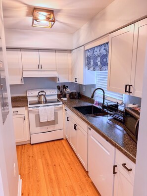 Mikroaaltouuni, uuni, liesi, astianpesukone