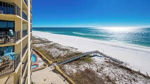 Ein Strandhotel mit Pool, Außenbereich und Meerblick.