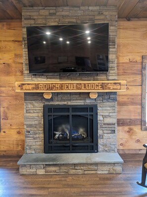 Interior - Rough Cut Lodge - Pine Cabin (Gaines)