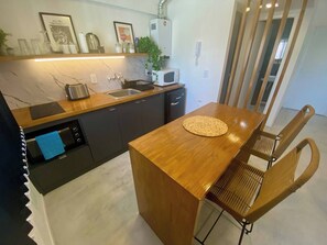 غرفة - غرفة نوم واحدة - بشرفة | المنشأة من الداخل