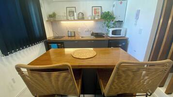 Room, 1 Bedroom, Balcony | Ruang makan