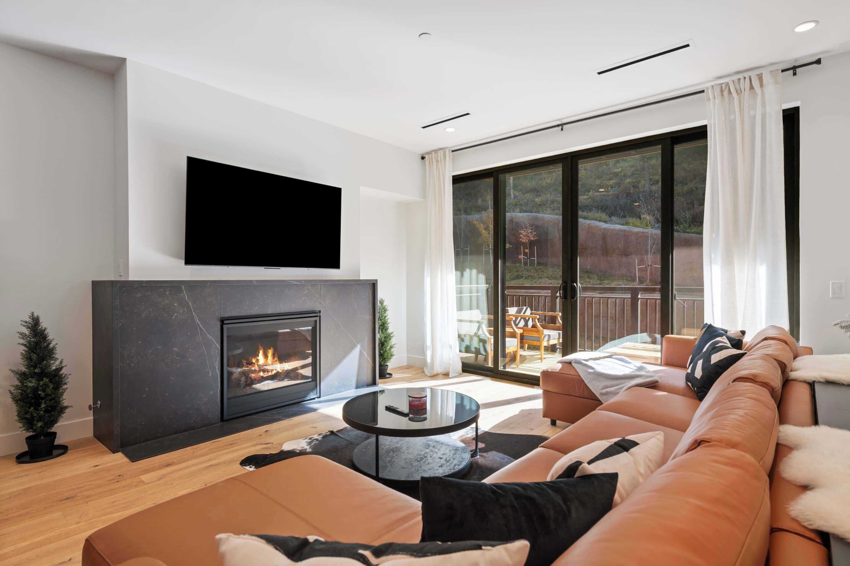 Smart TV, fireplace