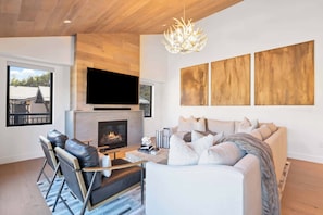 Smart TV, fireplace