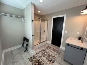 Shower, hair dryer, towels, soap - Happy Happy Lakehouse- Min. Steps, Game Room, Dock (Crane Hill)