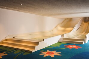 A children's play area with a slide and stairs. - Falkensteiner Resort Lake Garda (Salò)