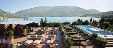 Piscine couverte, piscine extérieure, parasols de plage, chaises longues