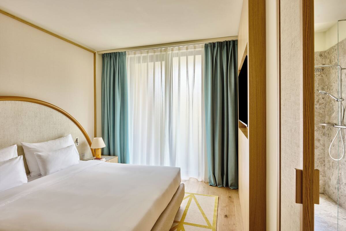 Premium suite, balkon | Een minibar, een kluis op de kamer, een bureau, een laptopwerkplek