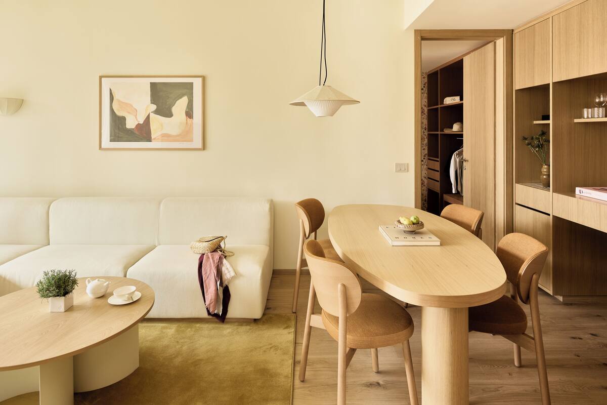 Deluxe suite, balkon | Woonruimte | Een 32-inch smart-tv met satellietzenders