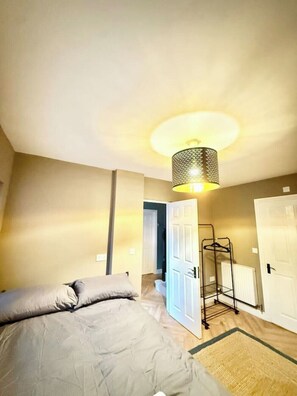 4 عدّة غرف نوم ومكواة/لوح كي وواي فاي وملاءات أسرّة