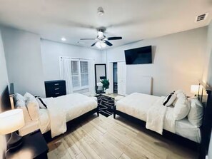 3 makuuhuonetta, työpöytä, silitysrauta/-lauta, ilmainen Wi-Fi