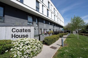 Vista frontal de la propiedad