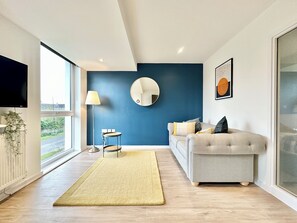 Departamento clásico, 1 cama King size y sofá cama, para no fumadores | Área de sala de estar | Televisión de pantalla plana 