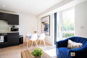 Family Apartment, 1 King Bed with Sofa bed, Non Smoking, Patio | Private kitchen - Coates House by Guestz (Nailsea)