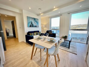 Departamento Deluxe, 2 habitaciones, para no fumadores | Área de sala de estar | Televisión de pantalla plana 