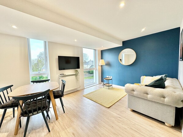 Departamento clásico, 1 cama King size y sofá cama, para no fumadores | Área de sala de estar | Televisión de pantalla plana 