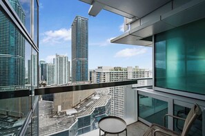 A modern hotel room with a balcony overlooking a cityscape. - Brickell Building - Miami's financial district - We Host (Miami)