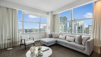 Condo, ban công, quang cảnh thành phố | Khu phòng khách | TV plasma 10-inch có truyền hình cáp