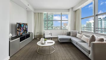 Appartamento, balcone, vista città | Area soggiorno | TV al plasma 10 pollici con canali via cavo