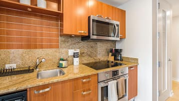 Appartamento, balcone, vista città | Cucina privata | Macchina per tè/caffè, tostapane, frullatore