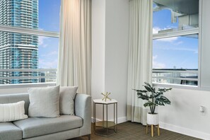 Appart'hôtel, balcon, vue ville | Coin séjour