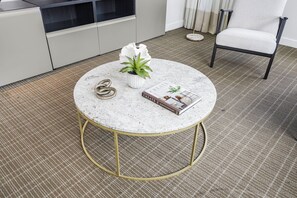 公寓式客房, 阳台, 城市景观 | 起居区 | 10-英寸等离子电视（配备有线频道）