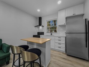 Mikrobølgeovn, ovn, kokeplater og oppvaskmaskin