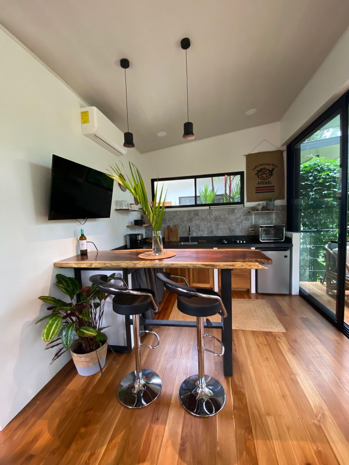 Refrigerador, microondas, horno y cafetera y tetera 