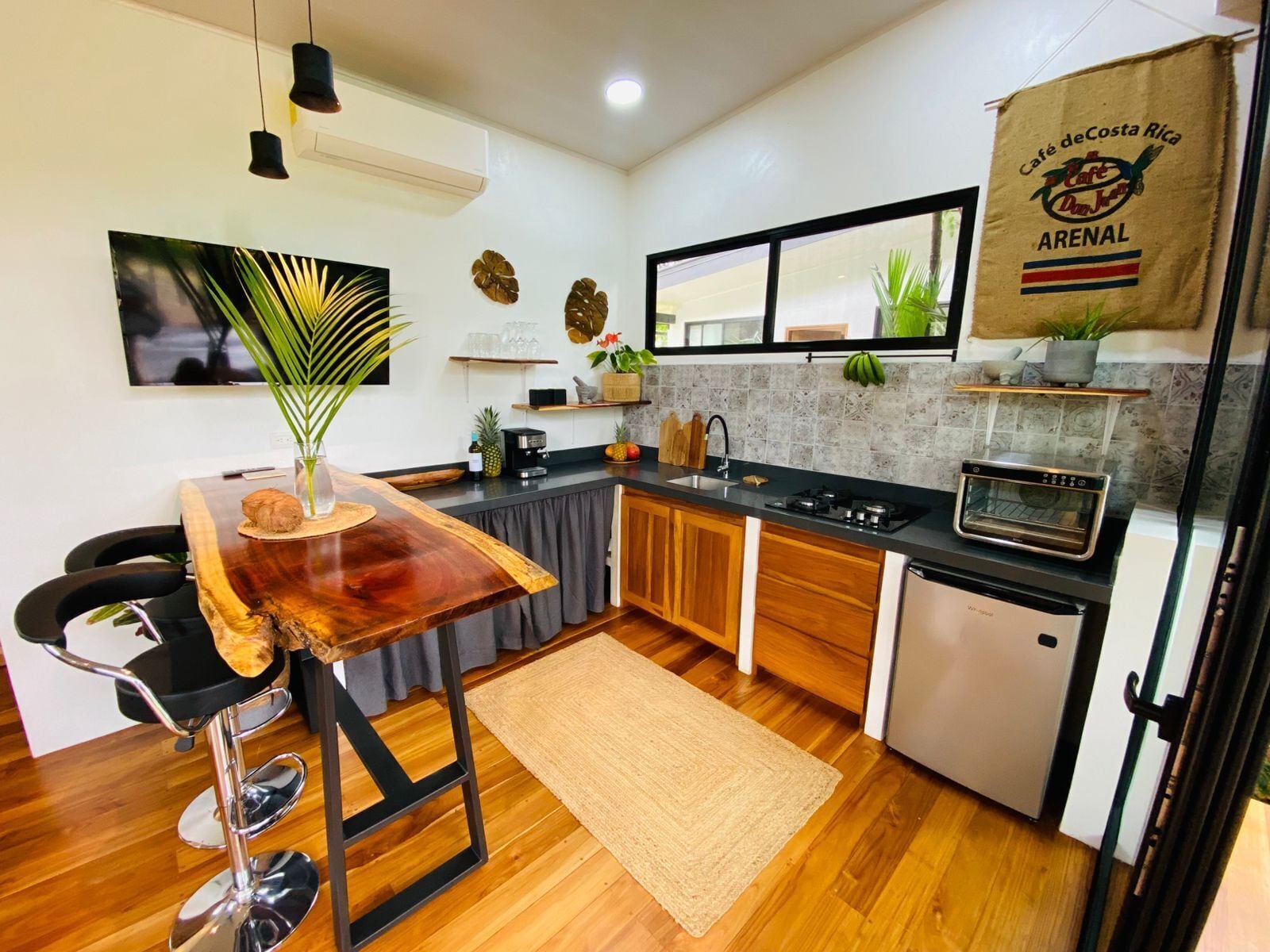 Fridge, microwave, oven, coffee/tea maker