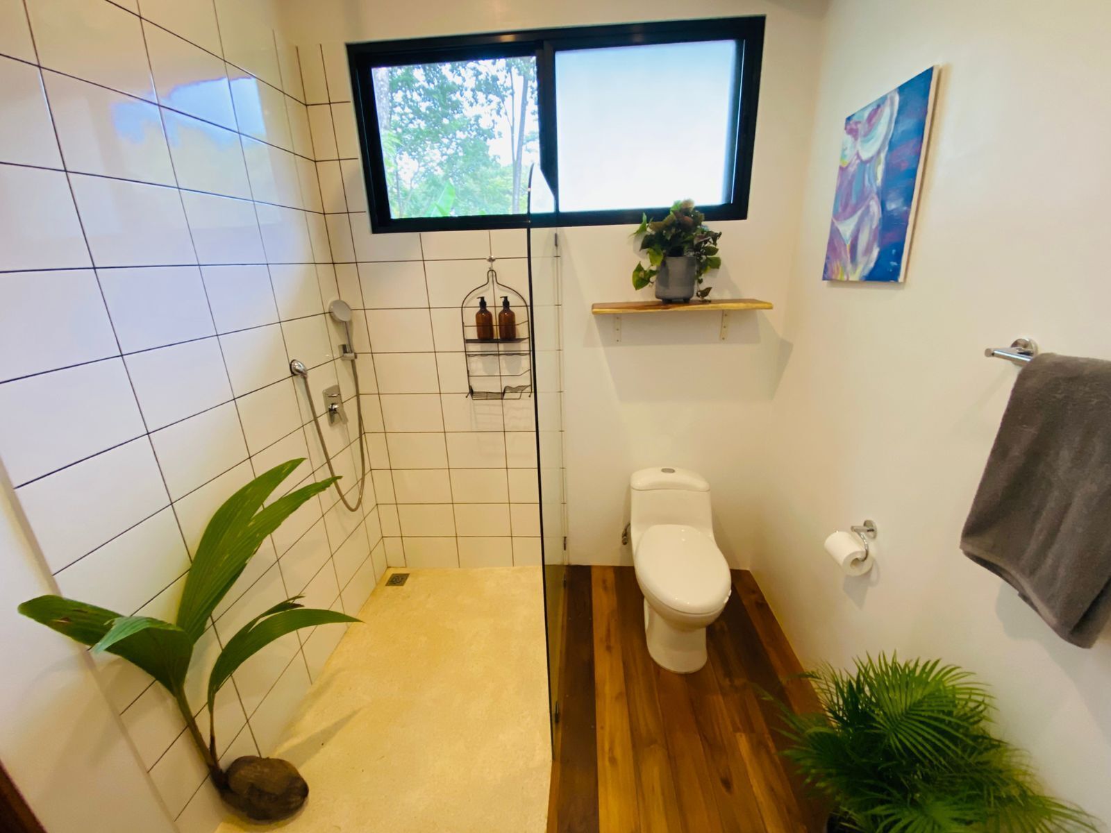 Een haardroger, handdoeken