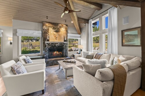 Moonshadow - Luxurious 6-bedroom house. Great Ski access!!