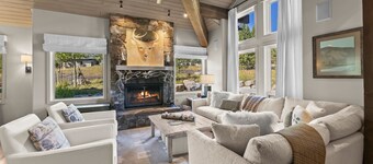 Moonshadow - Luxurious 6-bedroom house. Great Ski access!!