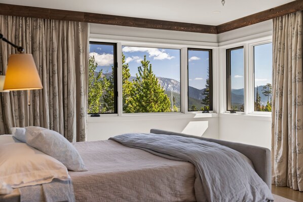 Tabla de planchar con plancha, wifi y ropa de cama 