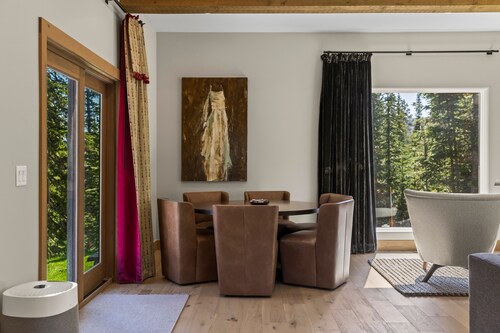 Moonshadow - Luxurious 6-bedroom house. Great Ski access!!