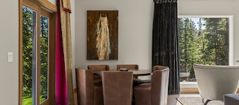 Moonshadow - Luxurious 6-bedroom house. Great Ski access!!